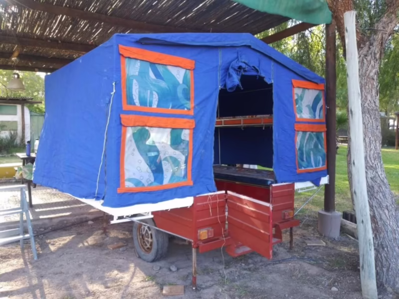 ¿Cuáles son las dimensiones interiores de un trailer de lona?