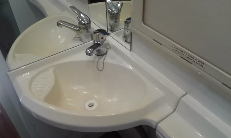 ¿Cómo conseguir que el plástico de la caravana vuelva a ser blanco?