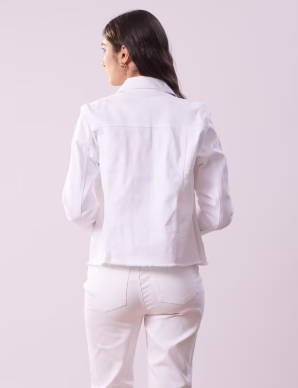 ¿Las chaquetas con flecos siguen estando de moda?