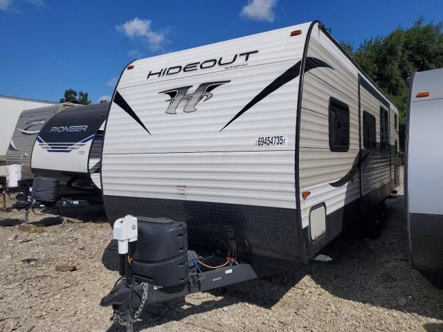 ¿Qué celebridad vive en un parque de casas rodantes?