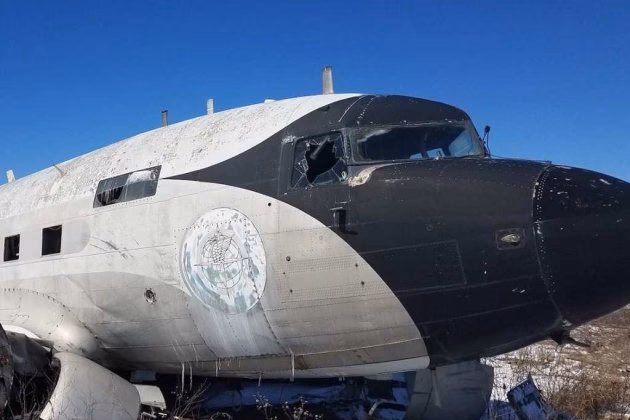 ¿Cómo se llama el carro que jala los aviones?