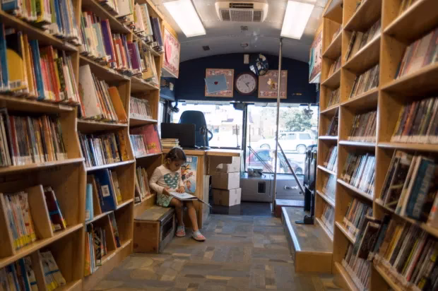 ¿Cuanto cuesta una biblioteca móvil?