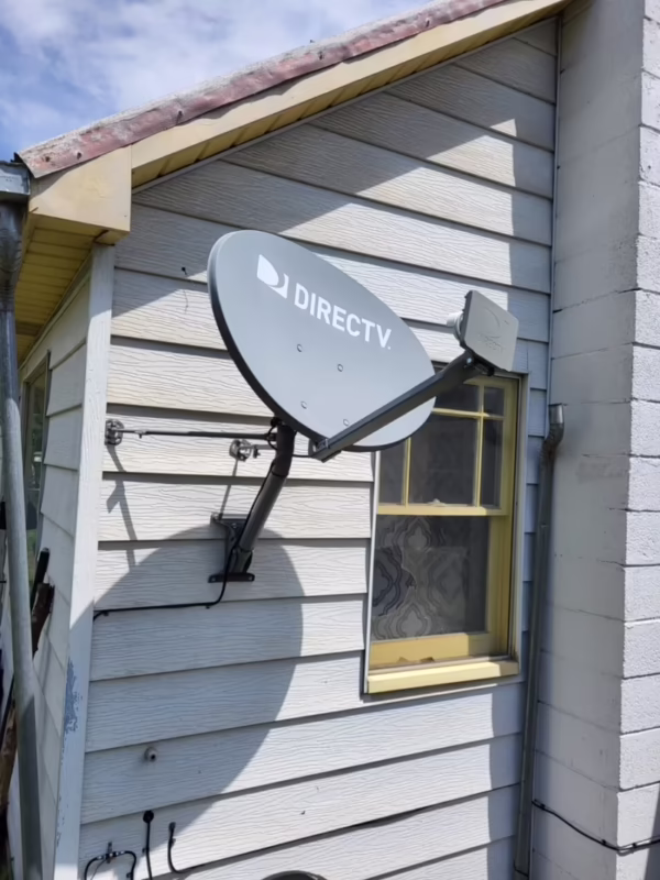 ¿A qué satélite apunta la antena de DIRECTV?