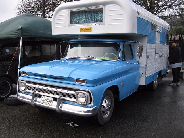 What size engine is in the 1959 Chevy Apache?