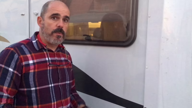 ¿Cómo puedo volver a pintar de blanco mi caravana?