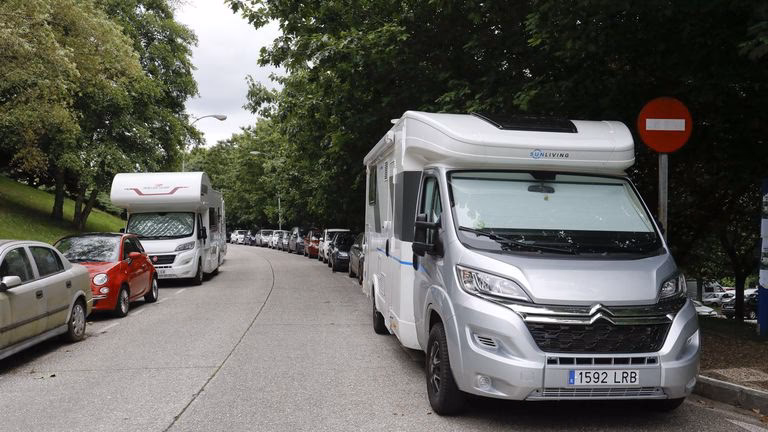 ¿Qué diferencia hay entre pernoctar y acampar?