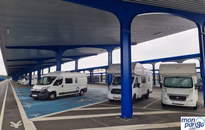 ¿Cuál es el pueblo más cercano a Disneyland París?