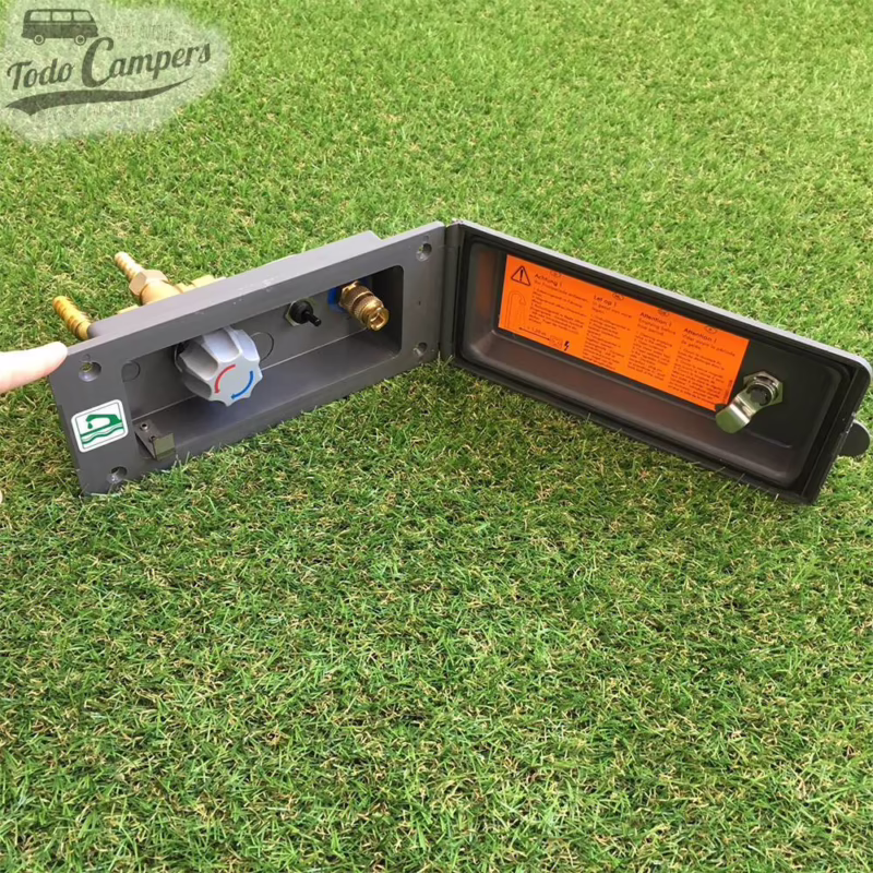 ¿Cómo hacer correr agua caliente hacia una ducha exterior?