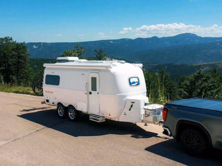 Who makes Elite travel trailers?