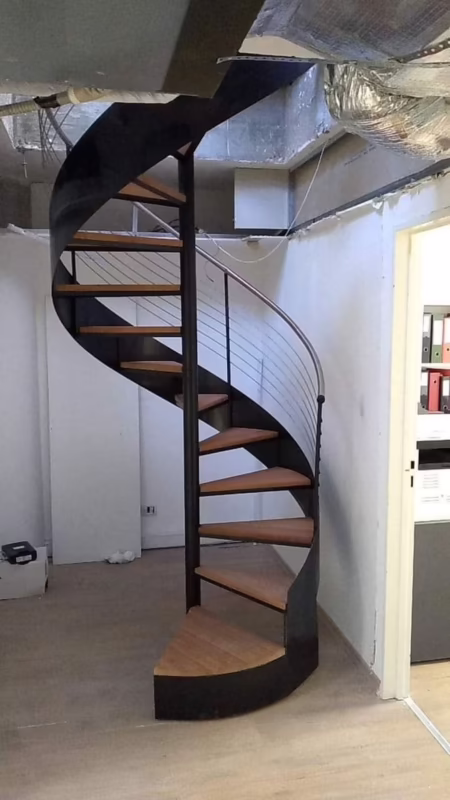 ¿Cuál es el espacio mínimo para una escalera de caracol?