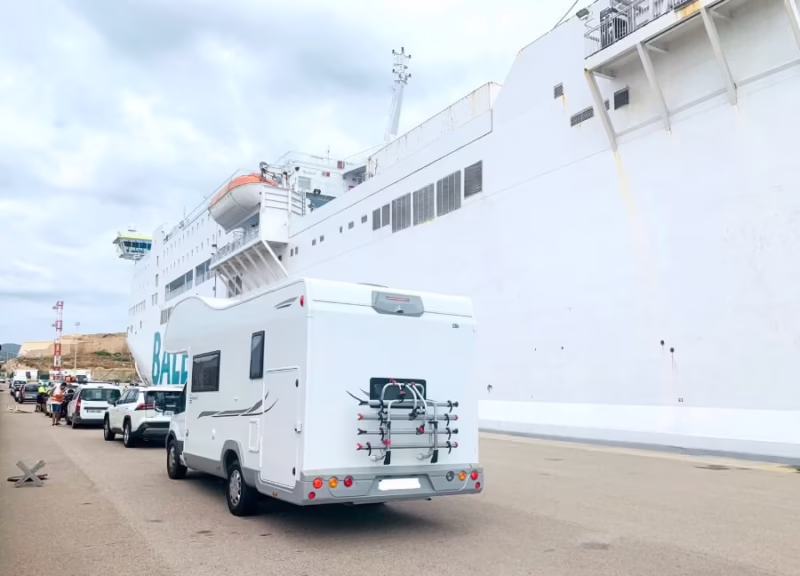 ¿Puedo llevar una autocaravana en un ferry?