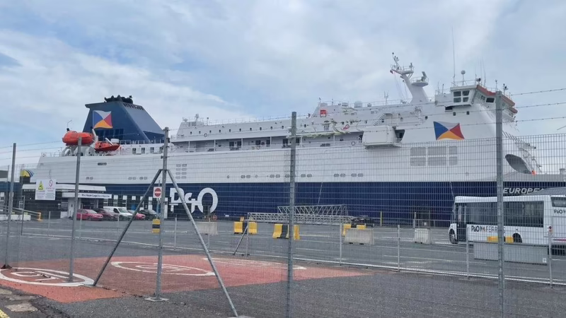 ¿Cuánto dura el ferry de Cairnryan a Irlanda?