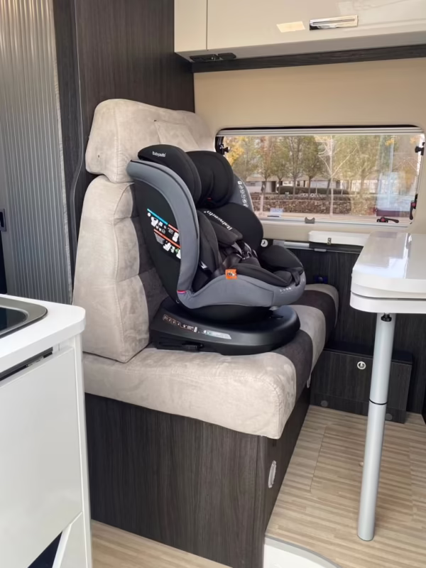 ¿Se puede poner una silla de bebé en una autocaravana?