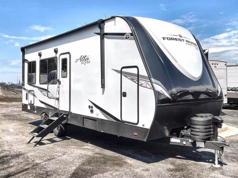 Who makes the lightest toy hauler?