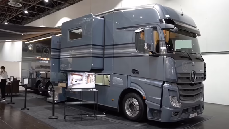 ¿Cuánto combustible consume un Mercedes Actros 3340 por km?