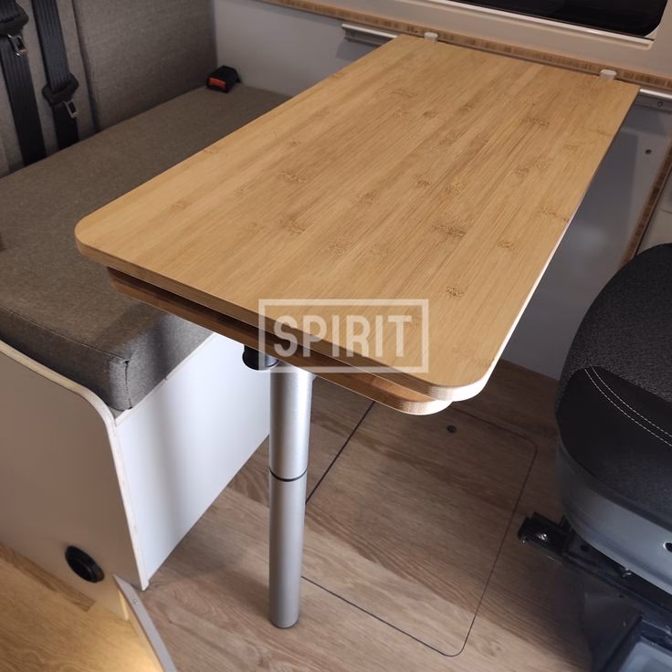 ¿Cómo asegurar la mesa y las sillas en la autocaravana mientras viajas?