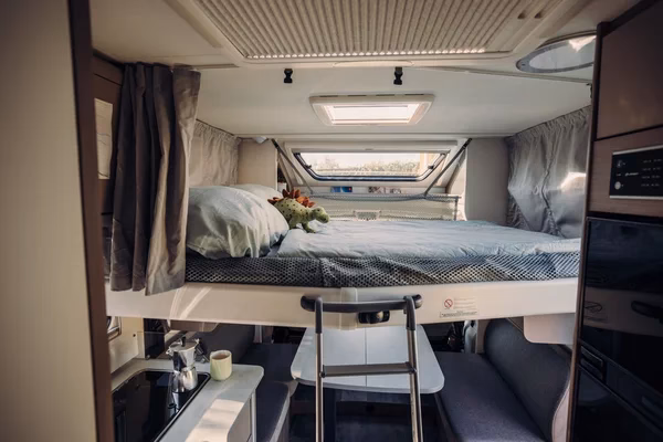 ¿Cómo se llama el baúl que se pone delante de la cama?