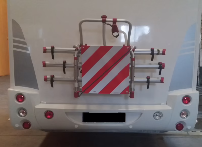 ¿Es mejor reparar o reemplazar un parachoques trasero?