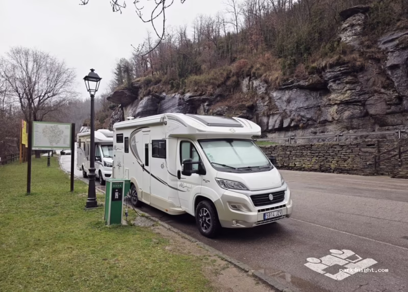 ¿Se puede pernoctar con caravana en un área de autocaravanas?