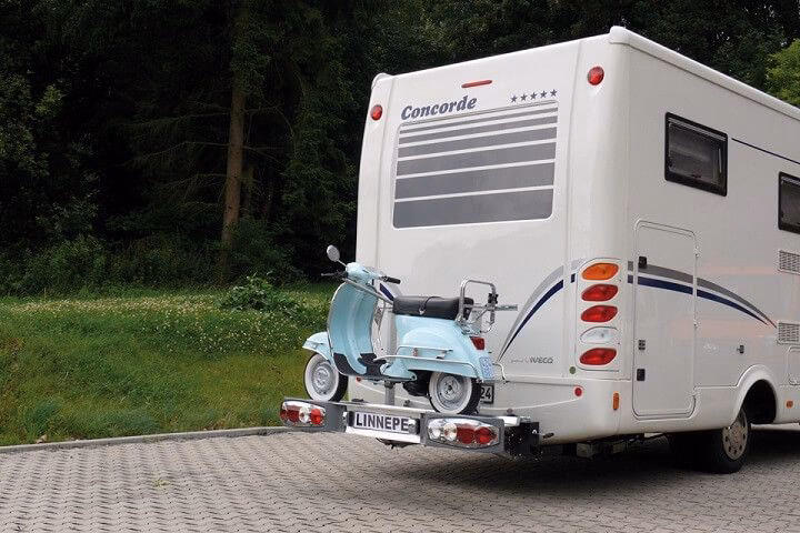 ¿Cuánto es la multa por llevar una moto en una furgoneta?