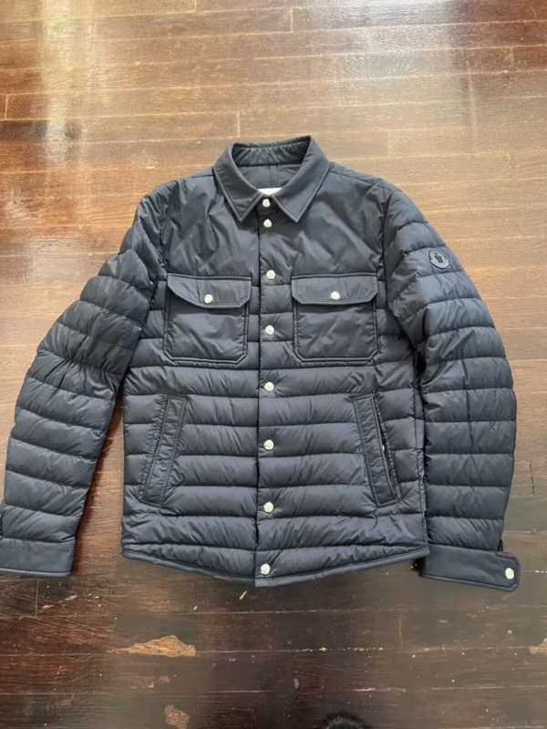 ¿Cómo lavar una chamarra Moncler?