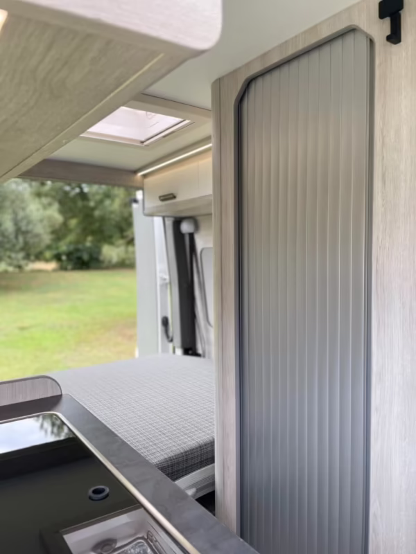 ¿Qué espacio se necesita para poner una puerta corredera?