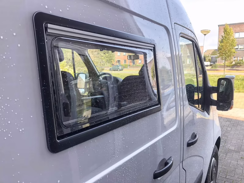 Hoe moeilijk is het om een ​​raam in een camper te plaatsen?