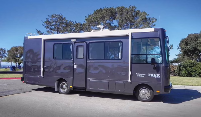 Who makes Safari Trek motorhomes?